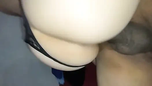 Aku nyepong kontol pacarku, dan dia ngentot pantatku habis-habisan