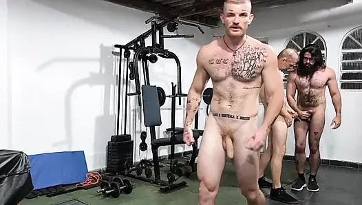 Carmona, babasını bir arkadaşıyla spor salonunda suçlama yaparken yakalıyor ve fahişeye katılıyor