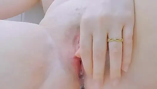 Fotze sezernierende Säfte, reichlich Gleitmittel ausschütten