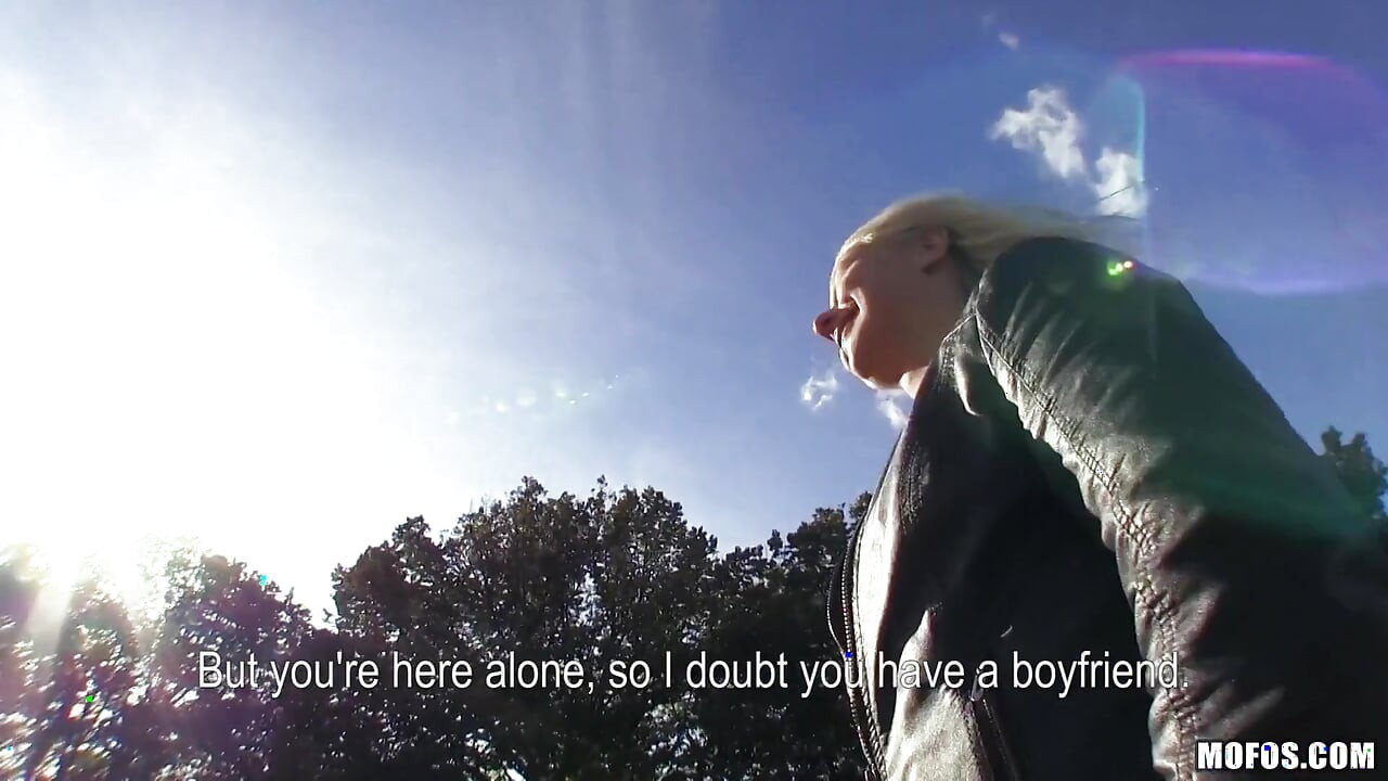 Drague en public - Tonya la jolie blonde amateur adore la bite