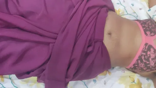 Gorąca seksowna dama W Sari zostaje zerżnięta w cipkę i tyłek przez męża w sypialni