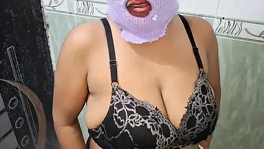 Üvey anne banyoda üvey oğlu tarafından sikiliyor ve yarak oral seksini emiyor