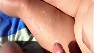 Milfs aftrekken jongenslul op het strand