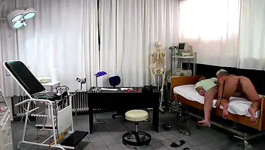 Блондинку-телочку трахнули в ее тугую киску