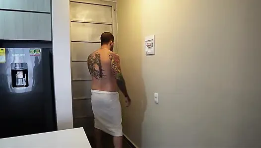 Saya pergi ke rumah tetangga saya untuk mendapatkan internet dan kami akhirnya bercinta setelah kalah dalam pertemuan virtual