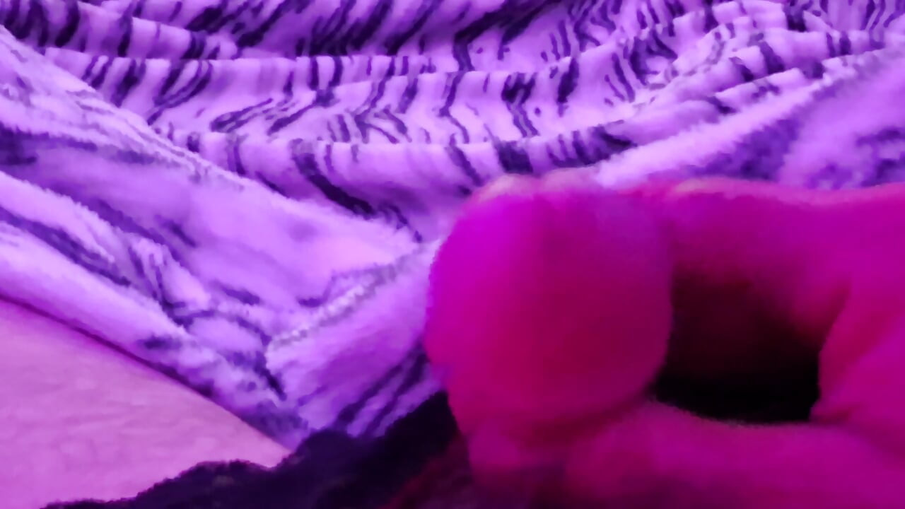 Excitată în ținuta mea violetă