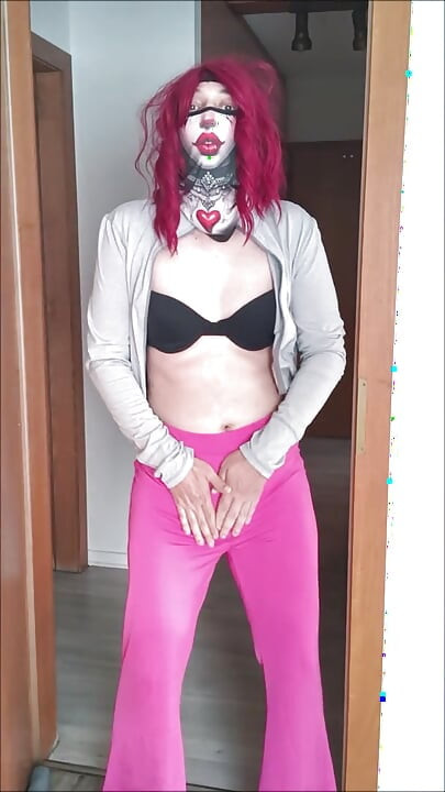 O femeie transsexuală excitată se dezbracă și se masturbează până la ejaculare.