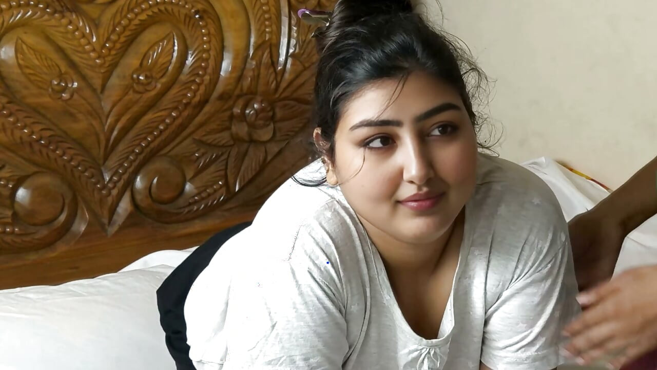 Pareja bangladesí real en su primer anal - Hablando sucio en bengalí y follada de culo grande con Nadiya a cara descubierta