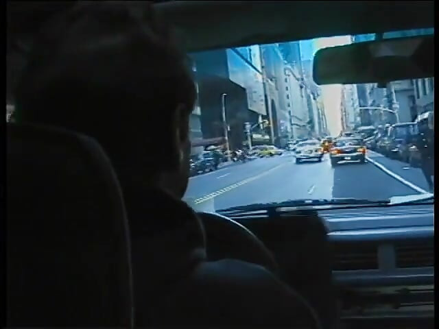 Rothaarige pendler-carpools mit perex, der sie im auto im stadtverkehr entwertet