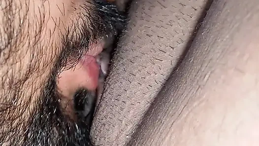 Üvey oğul odasında yalnızdı ve pantolonunu çıkarıyor ve mastürbasyon yapıyor