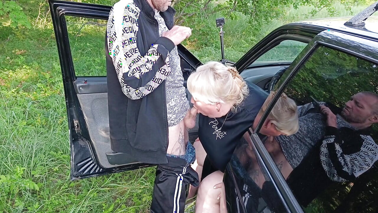 Siamo andati al parco con mia suocera, dove lei mi succhia il cazzo e ingoia sperma denso