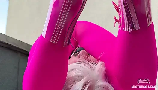 Yoğun çatı katında naylon göte binen patron bayan parlak pembe taytla çalışanlarının yüzünü durmadan sikiyor