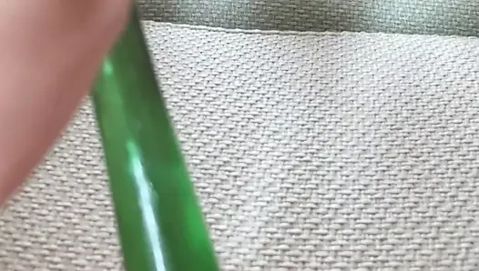 Sie beginnt, in der nähe des spiegels zu spielen und hört nicht auf, bis sie orgasmus hat