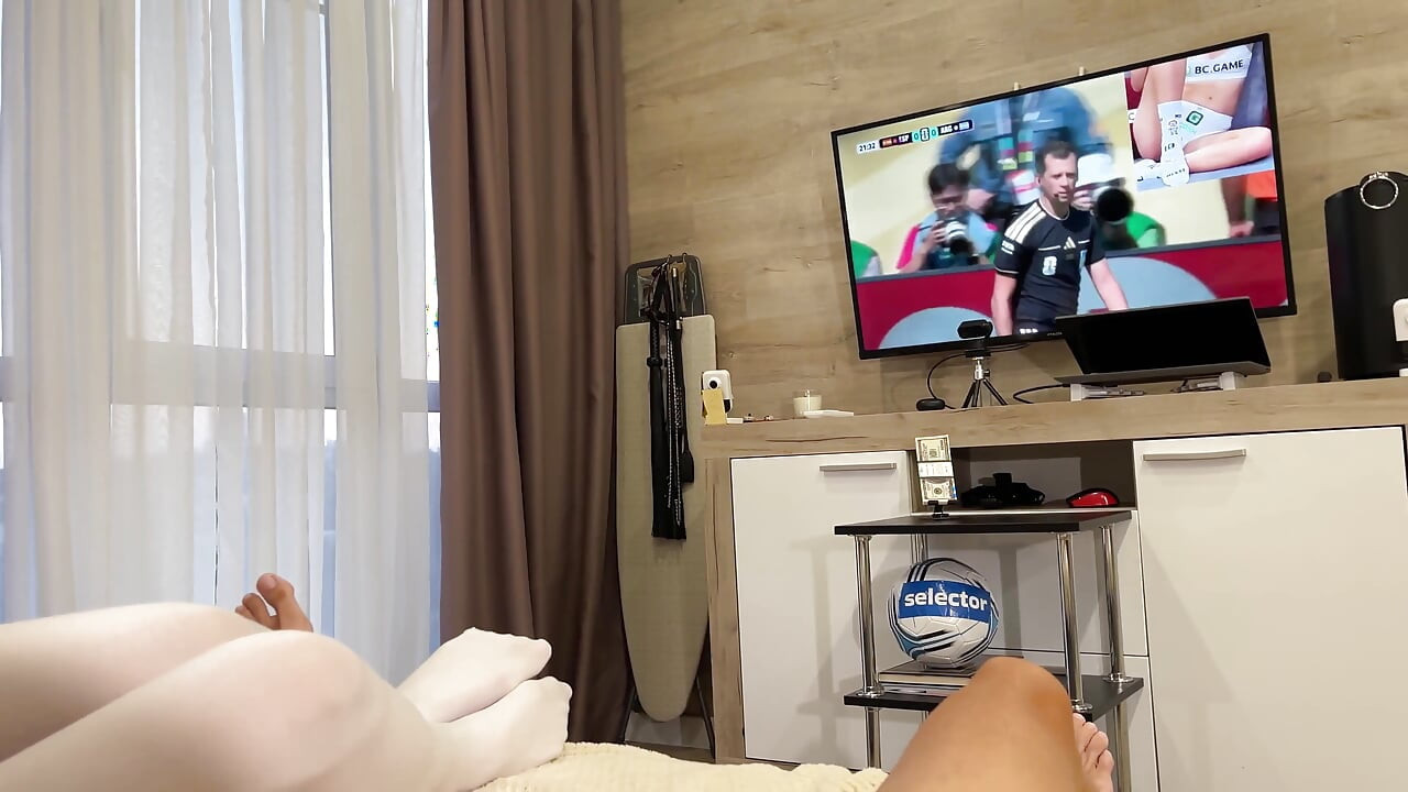 Meine 18-jährige Stiefschwester Gelangweilt, Schau Dir Wc2026 Finale an... Sie Bekam Riesigen Creampie, Massiver Squirt