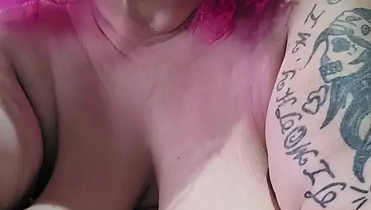 Dengan musik di dia muncrat keras di tidak ada celana dalam thong adalah yang salah?