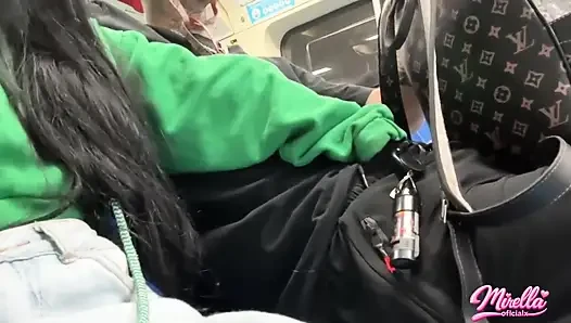 Ses işaretini görmeye dayanamıyor ve beni São Paulo metrosunun içine çekti