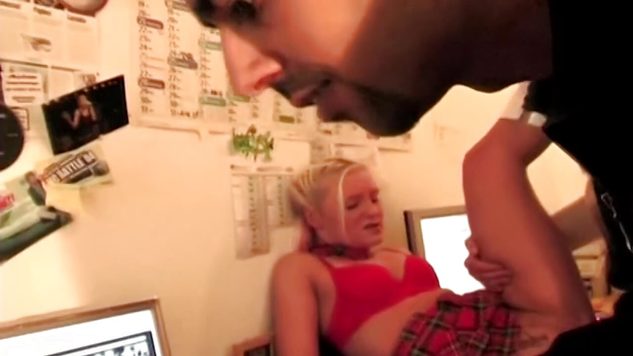 Blondă Ahegao linge pula palpitantă scuipată