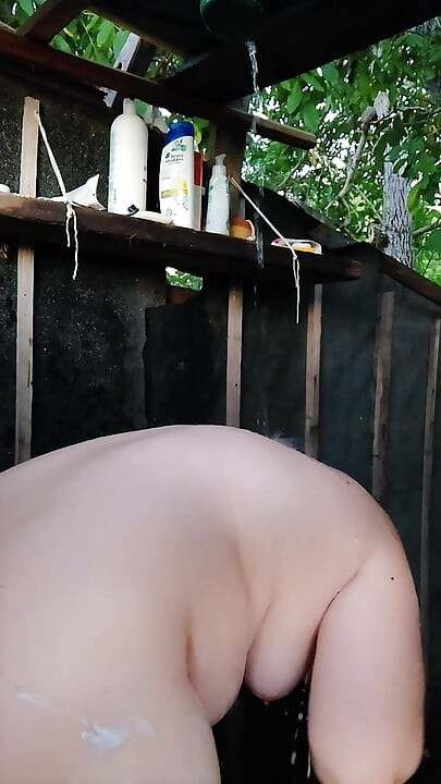 야외 마을 여름 샤워에서 섹시한 Tanya 세척
