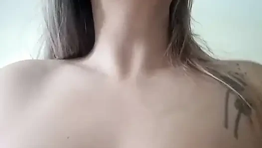 Masturbasi dan orgasme sambil pakai gaun baruku