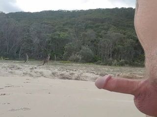 オーストラリアの茂みで裸のお尻