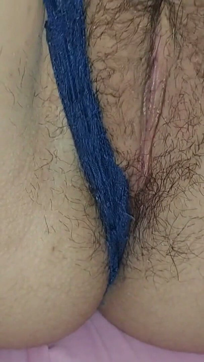 Xxx desi con la hijastra debajo de las sábanas | Clip 1