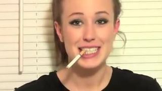 Trisha Annabelle raucht vor der Webcam