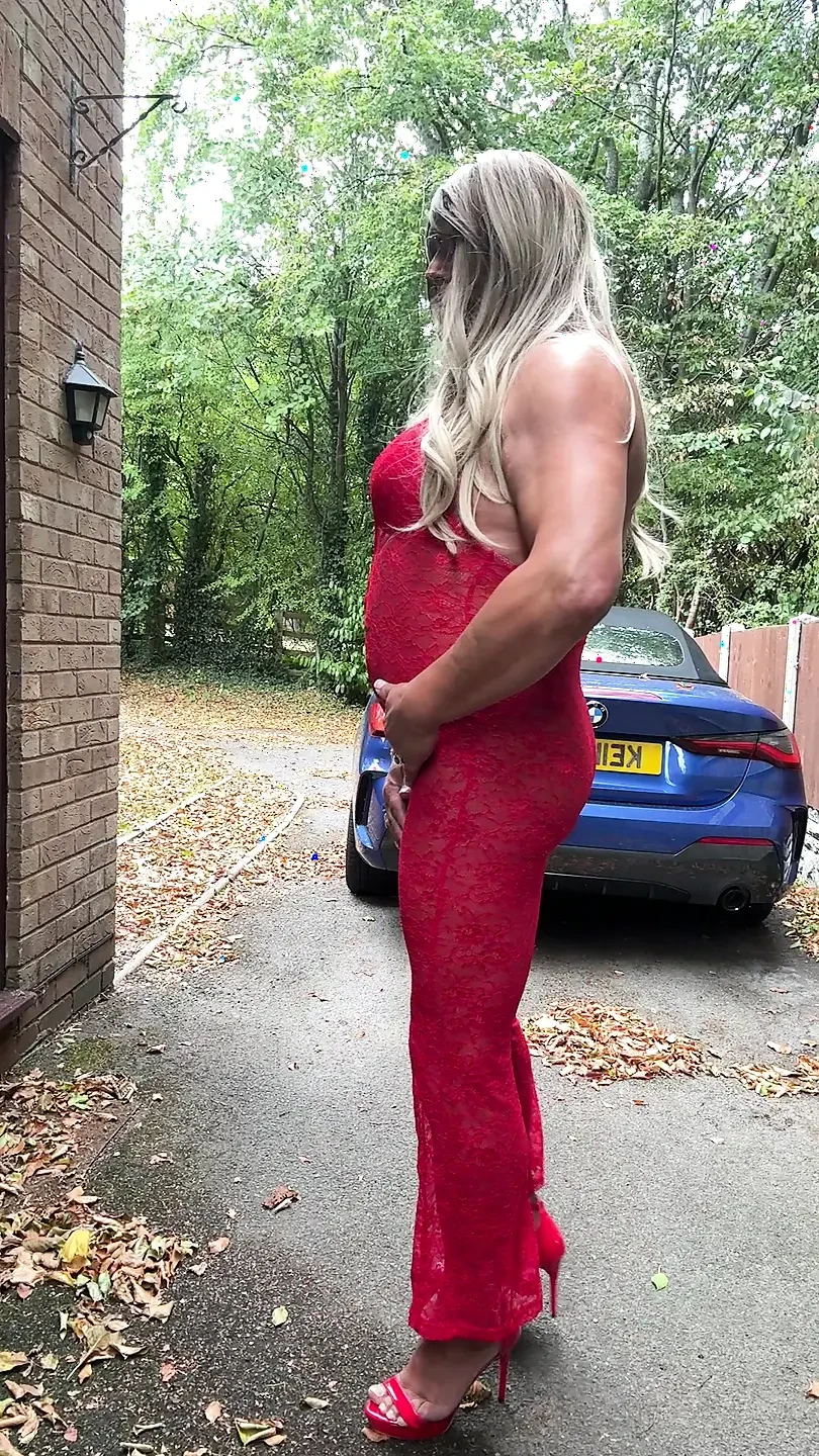 Sexy travestiet Kellycd2022 in sexy rode jumpsuit en hakken