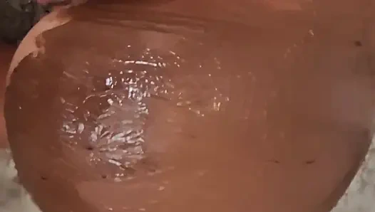 Istri hot menggoda dengan cokelat saat hari timur