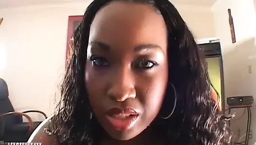 Ангельские глаза, сочная черная попка делает минет