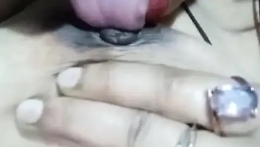 Hintli kadın mastürbasyon yapıyor ve göğüslerini yalıyor