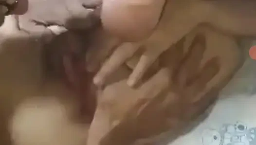 Cewek ini puas banget sama aku. Dia senang banget ngajak dia fisting dan jilat memeknya di saat yang bersamaan