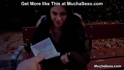 Латина милфа Sapphire Astrea с текущей киской в MuchaSexo
