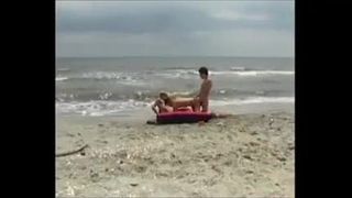 Les garçons à cru sur la plage