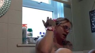 Typ pisst auf chantelleslut37 in ihr Bad, schmutziges Tramp-Mädchen
