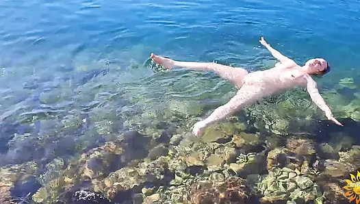 Naturist amatir yang cantik: peregangan luar ruangan & seni berenang telanjang