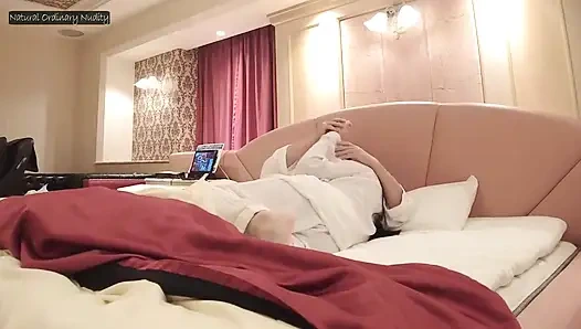 Primal reuni di luar waktu, mantan teman kuliah berhubungan kembali dengan pelukan yang sangat mentah