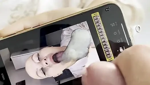Sperma-tribut, glatzköpfiges mädchen macht ihr telefon danach sauber