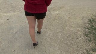 Bunda sexy em shorts de couro na estrada