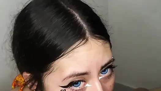 Ich gebe ihm einen erstaunlichen blowjob, bis er auf meine titten kommt - amateur-blowjob und abspritzen