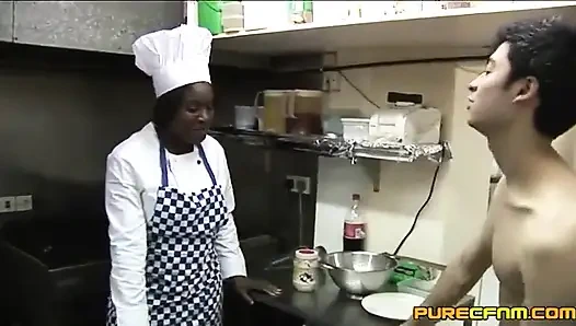 Обнаженная официантка