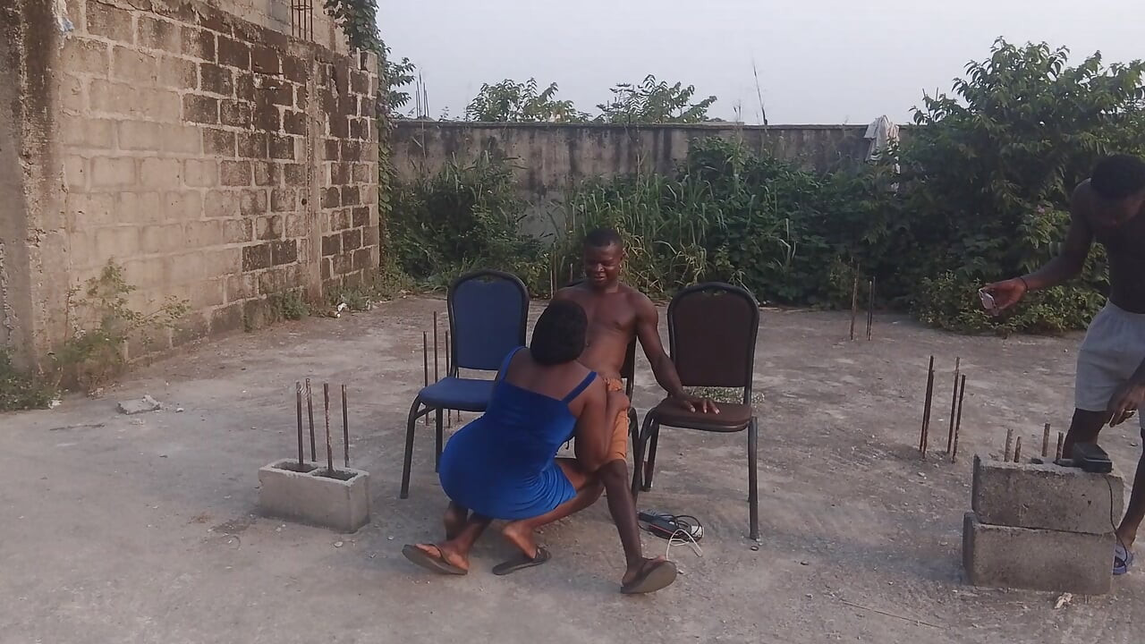 În spatele scenei