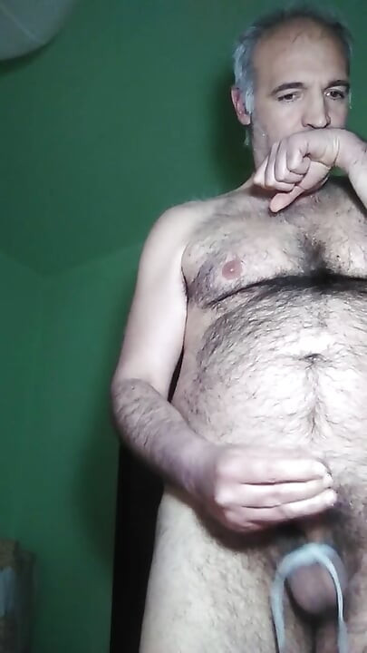 Lo chiamo una ragazza mentre le parlo, mi accarezzo il cazzo con le palle legate dal pizzo delle mie sneakers.