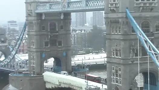 Genç ve büyük memeli erkekler otel odasında seks için her zaman çekicidir