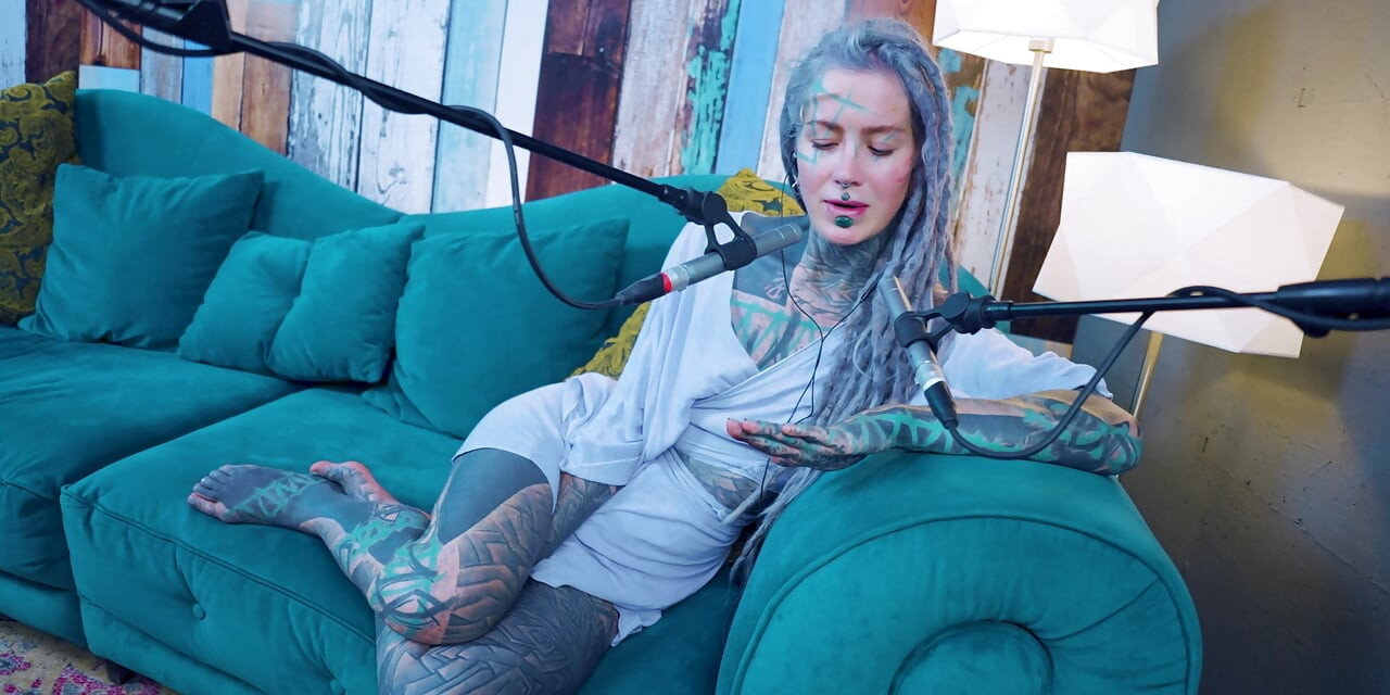Mówię o J - Jelousy - ASMR podcast SFW talk goth chudy dziewczyna dredy tatuaż model atramentem dziewczyna
