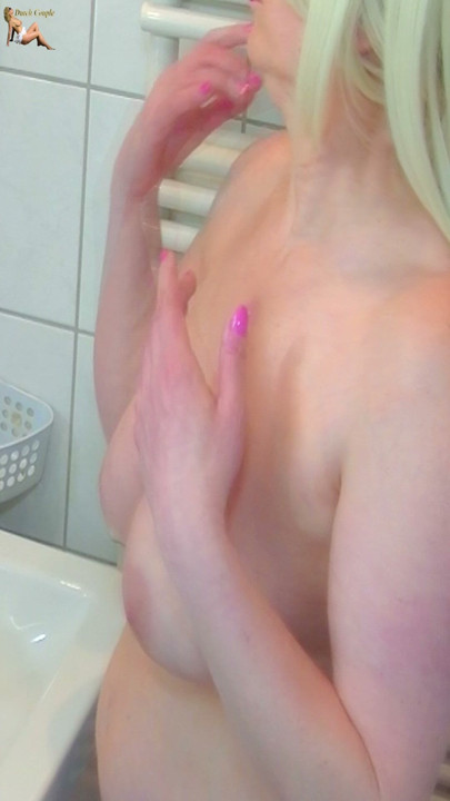 Nederlandse geile milf toont haar 36 DDD-tieten