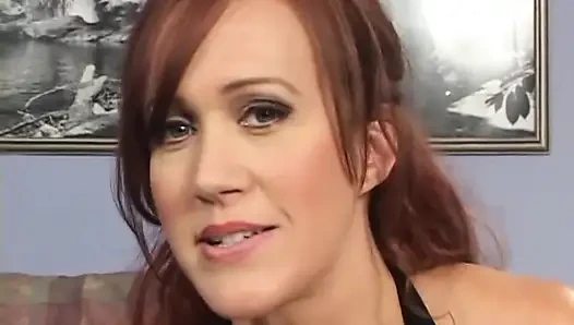 Sexy milf mit roten haaren und dicken möpsen fickt in dogging-position