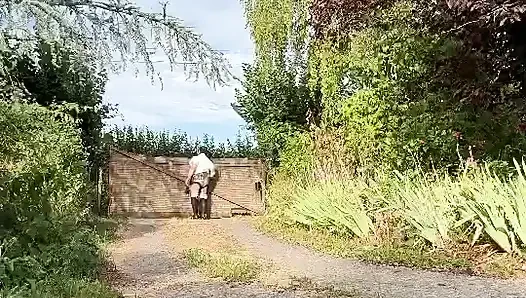 Bir akşam için küçük etekli hızlı bir kıyafetle
