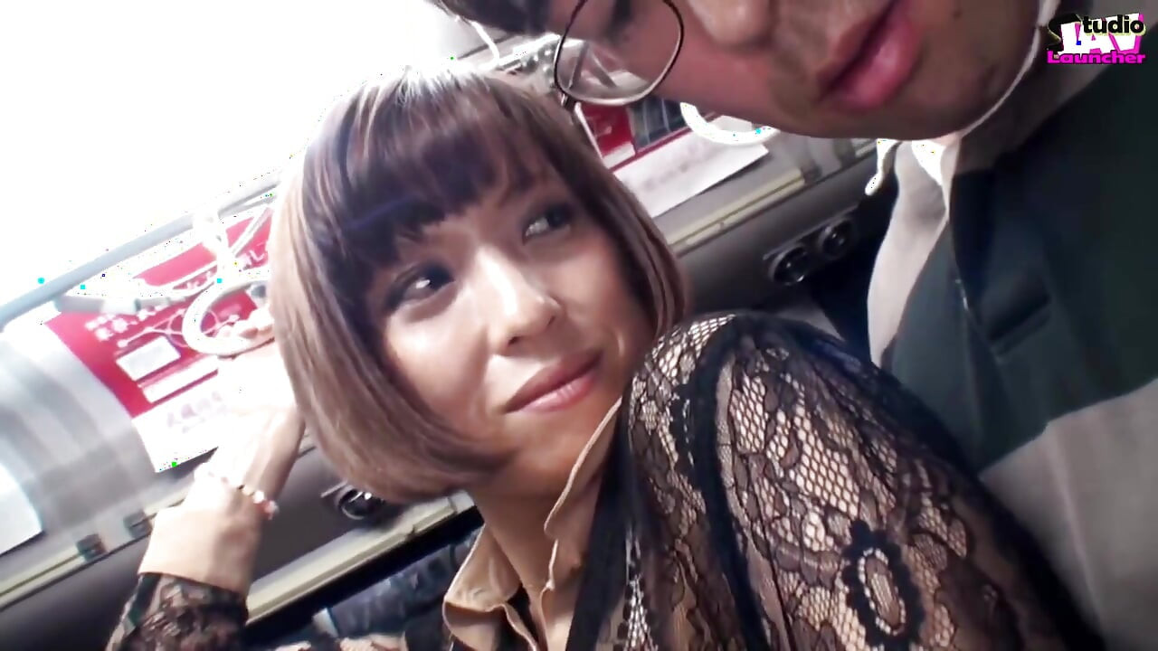 꽉 찬 버스에서 긴장감 넘치는 플레이를 즐기는 유혹하는 마누라