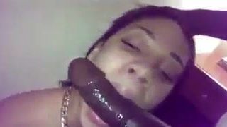 Chica negra dando cabeza descuidada