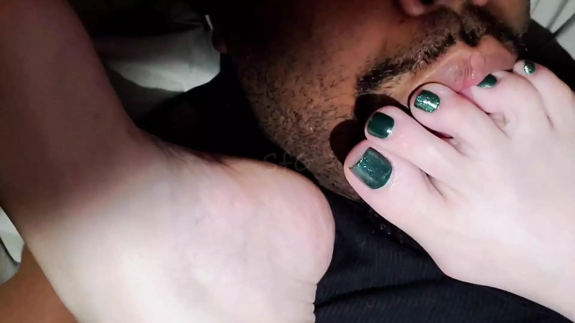 Sucking in the Mature Queens toes